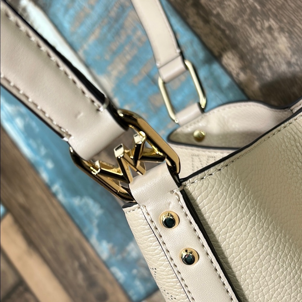 Michael Kors Cream Shoulder tote 👜 Bag - Picture 6 of 16
